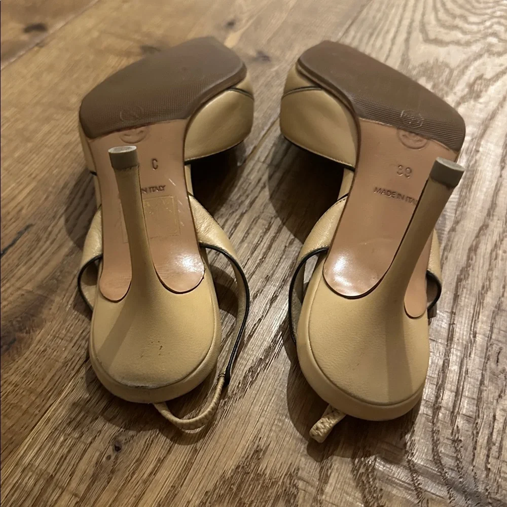 CHANEL Vintage Two-Tone Black and Cream Heels 39 - Picture 6 of 12